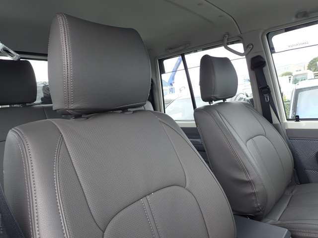 Toyota Land Cruiser 70 Pickup 10
