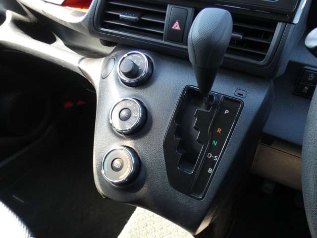 Toyota Sienta 8