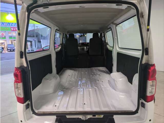 Nissan NV350 Caravan 11