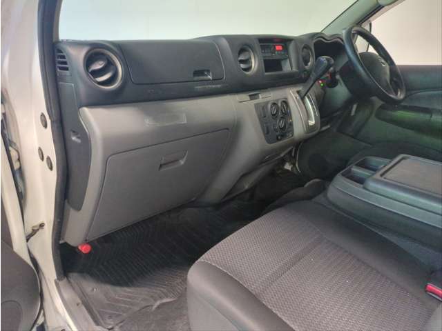 Nissan NV350 Caravan 8
