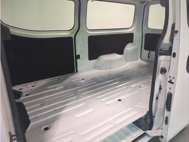 Nissan NV350 Caravan 10