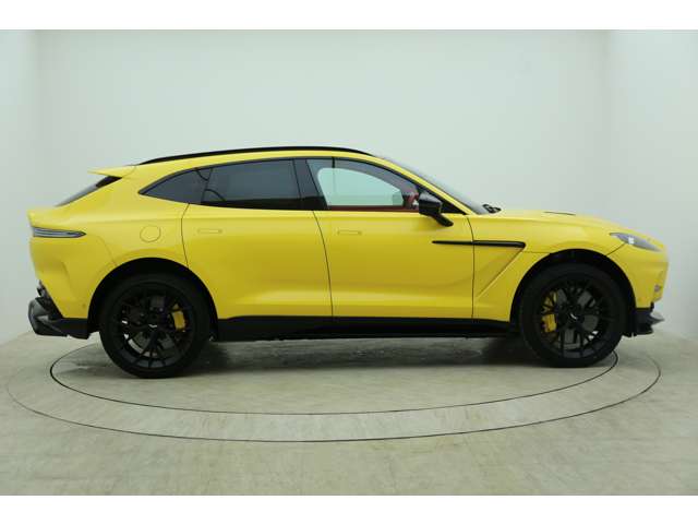 Aston Martin DBX 4