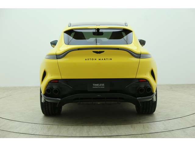 Aston Martin DBX 6