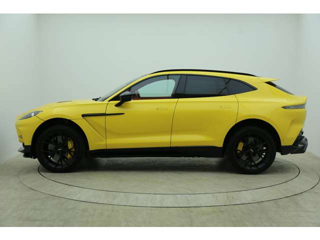 Aston Martin DBX 8