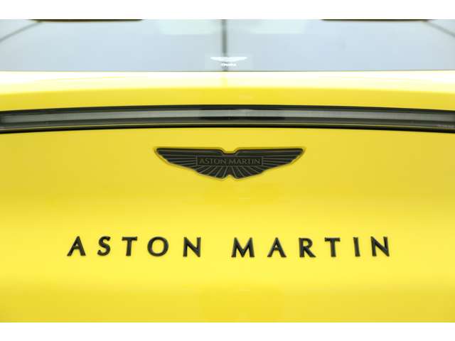 Aston Martin DBX 9