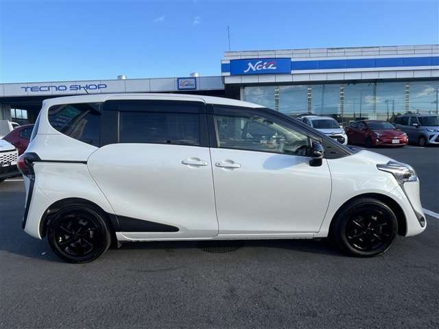 Toyota Sienta 4