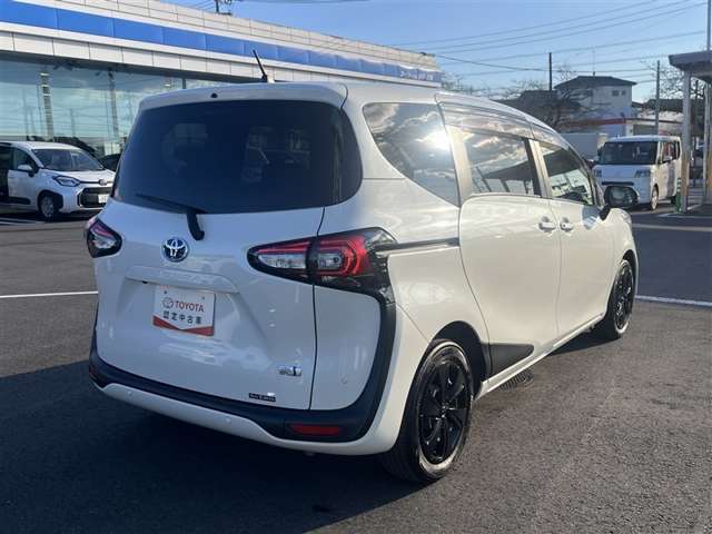 Toyota Sienta 5