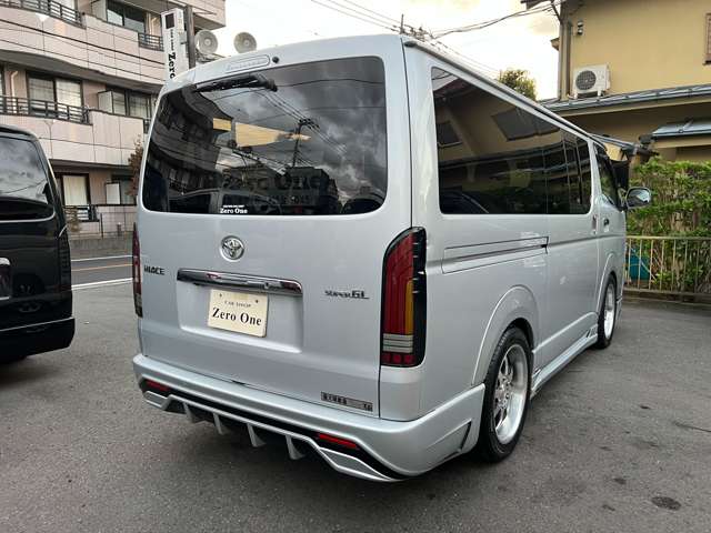 Toyota Hiace Van 7