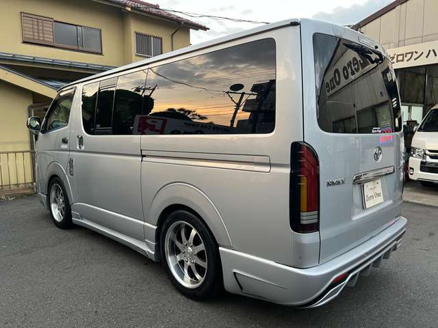 Toyota Hiace Van 10