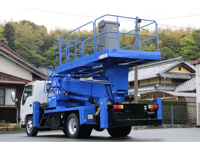 Isuzu Elf 8