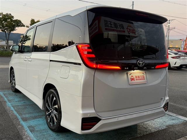 Toyota Noah 11