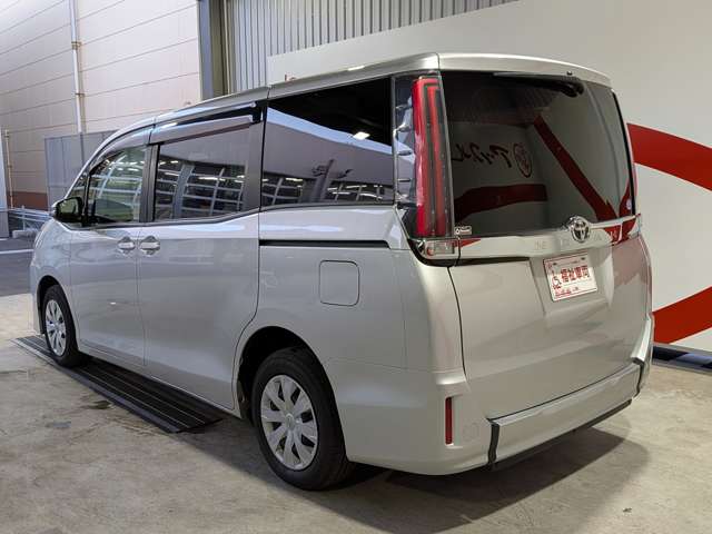 Toyota Noah 8