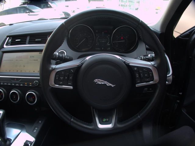 Jaguar E-Pace 12