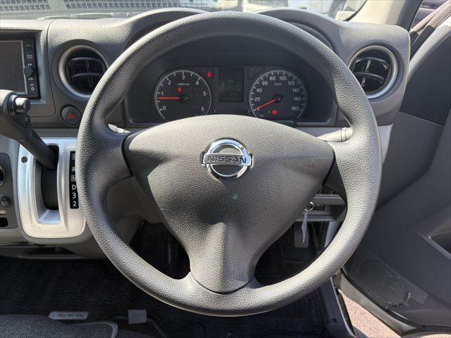 Nissan NV350 Caravan 10
