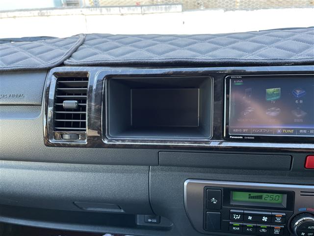 Toyota Hiace Van 12