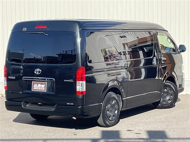 Toyota Hiace Van 5