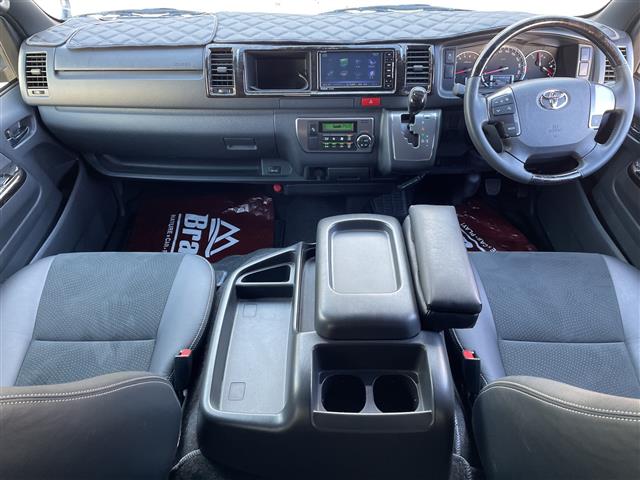 Toyota Hiace Van 6