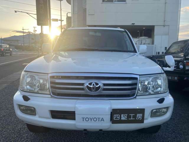 Toyota Land Cruiser 100 2