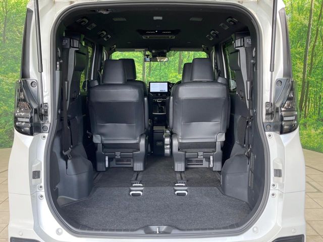 Toyota Voxy 11