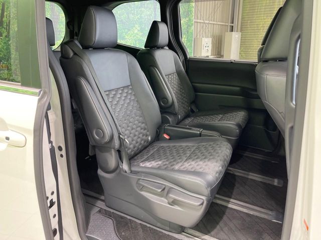 Toyota Voxy 9