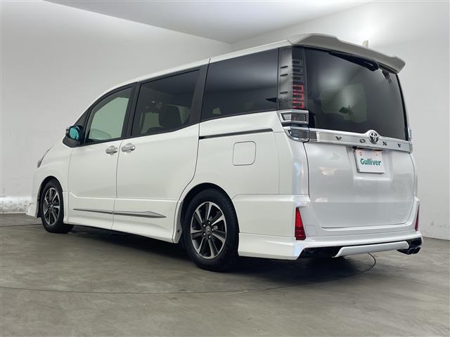 Toyota Voxy 3