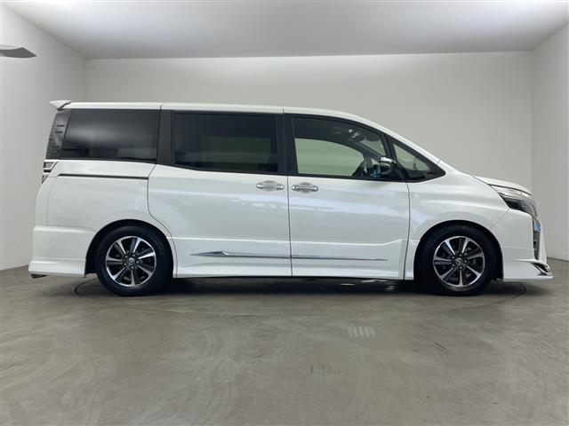 Toyota Voxy 8