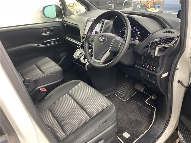 Toyota Voxy 10