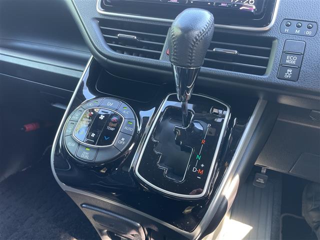 Toyota Voxy 12