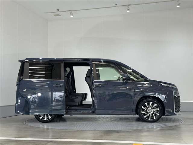 Toyota Voxy 4