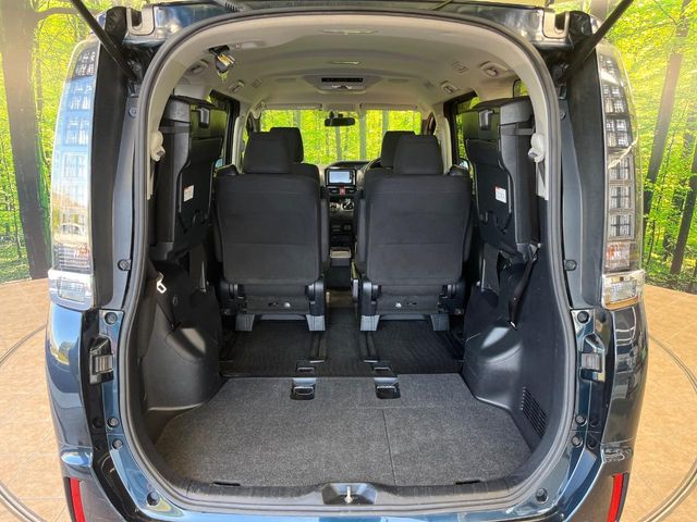 Toyota Voxy 12