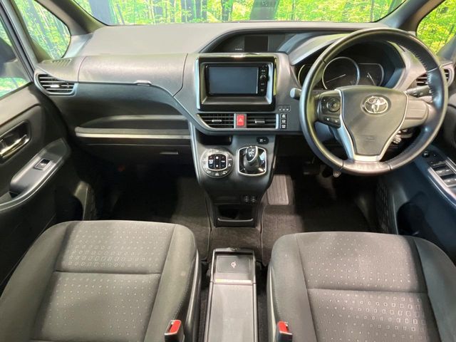 Toyota Voxy 2