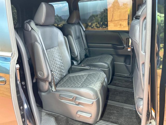 Toyota Voxy 8