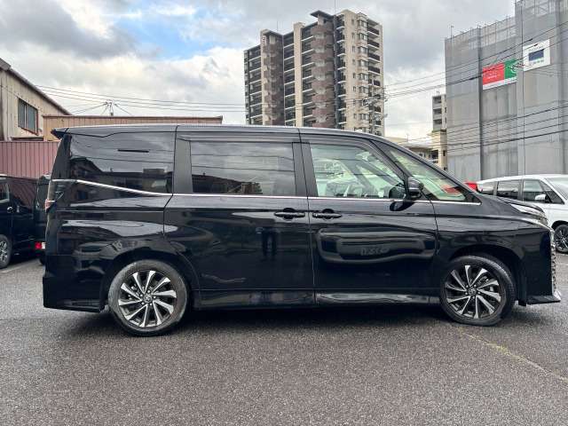 Toyota Voxy 12