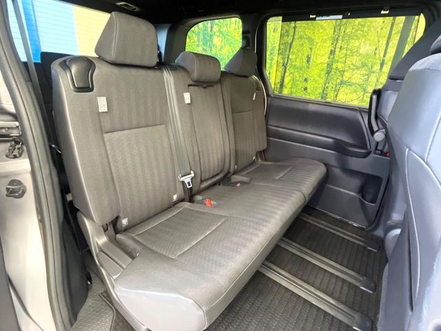 Toyota Noah 9
