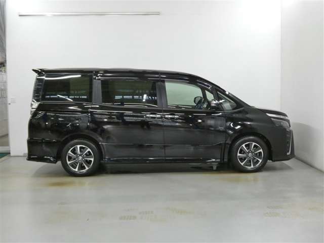 Toyota Voxy 4
