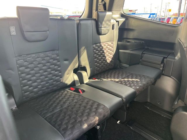 Toyota Voxy 11