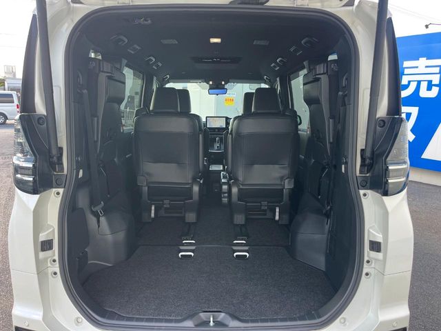 Toyota Voxy 12