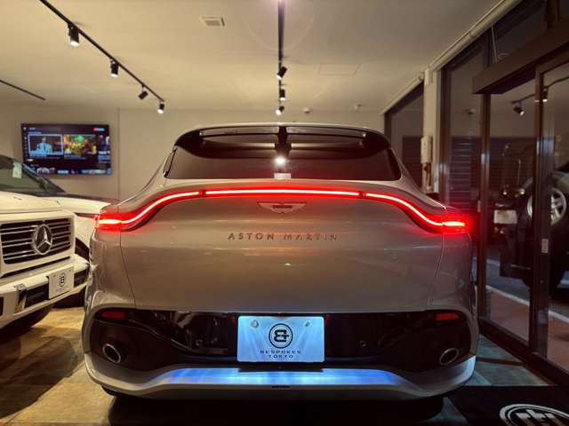 Aston Martin DBX 11