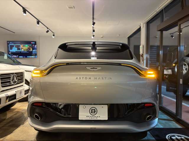 Aston Martin DBX 12