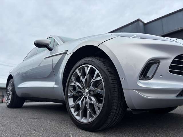 Aston Martin DBX 4