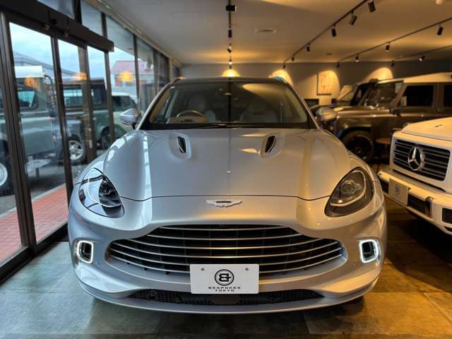 Aston Martin DBX 6