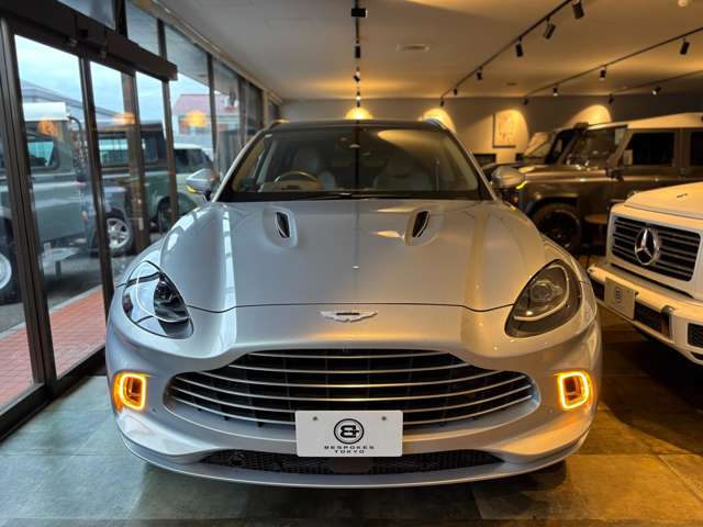 Aston Martin DBX 8