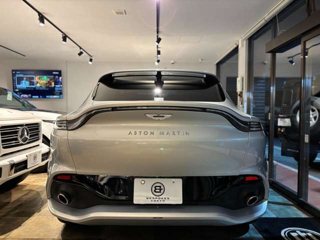 Aston Martin DBX 9