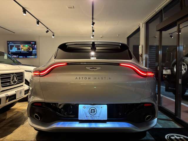 Aston Martin DBX 10