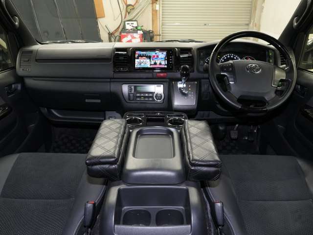 Toyota Hiace Van 6