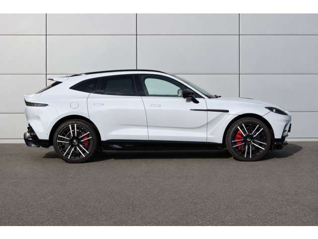 Aston Martin DBX 2