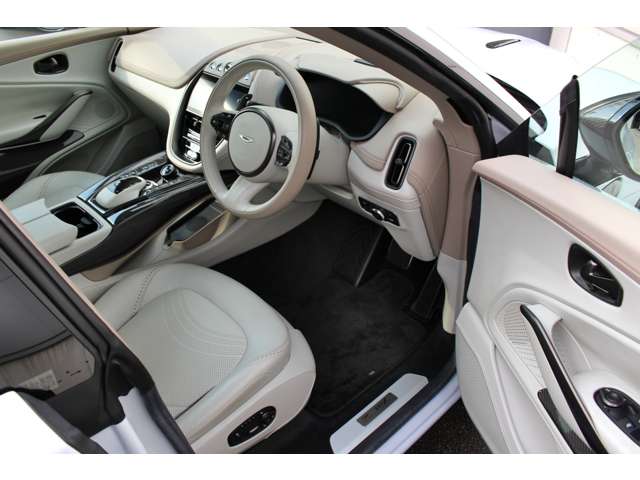 Aston Martin DBX 5