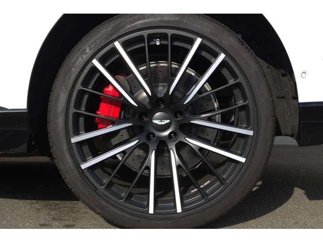 Aston Martin DBX 8