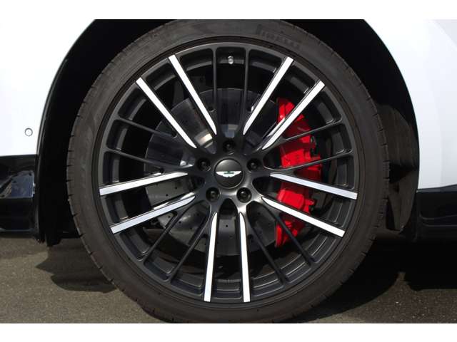 Aston Martin DBX 9
