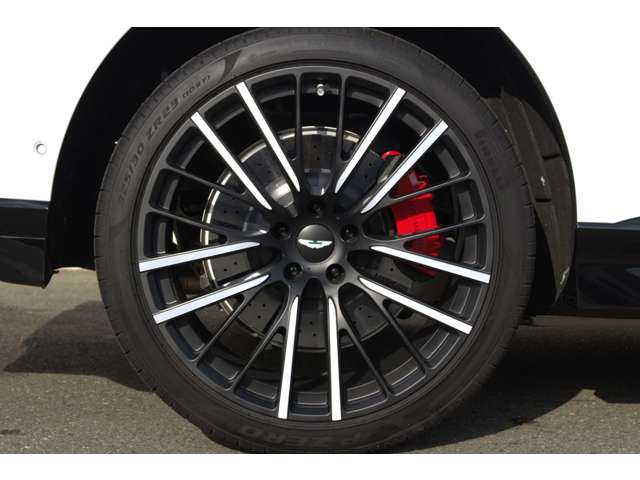Aston Martin DBX 10